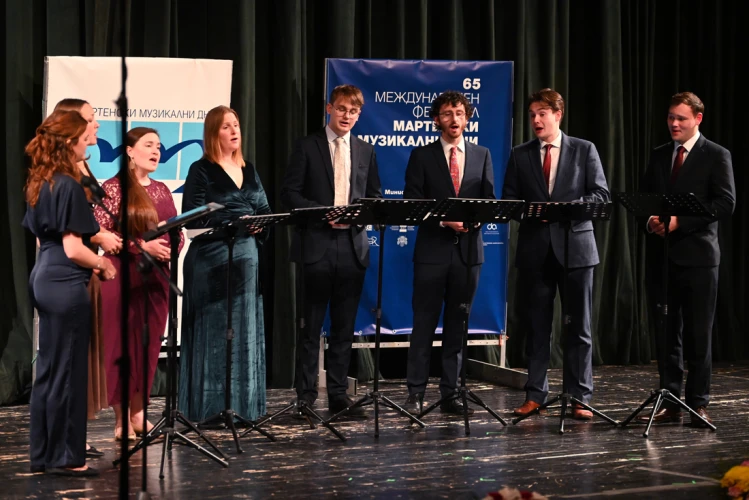 VOCES8 Scholars - All seems beautiful 4